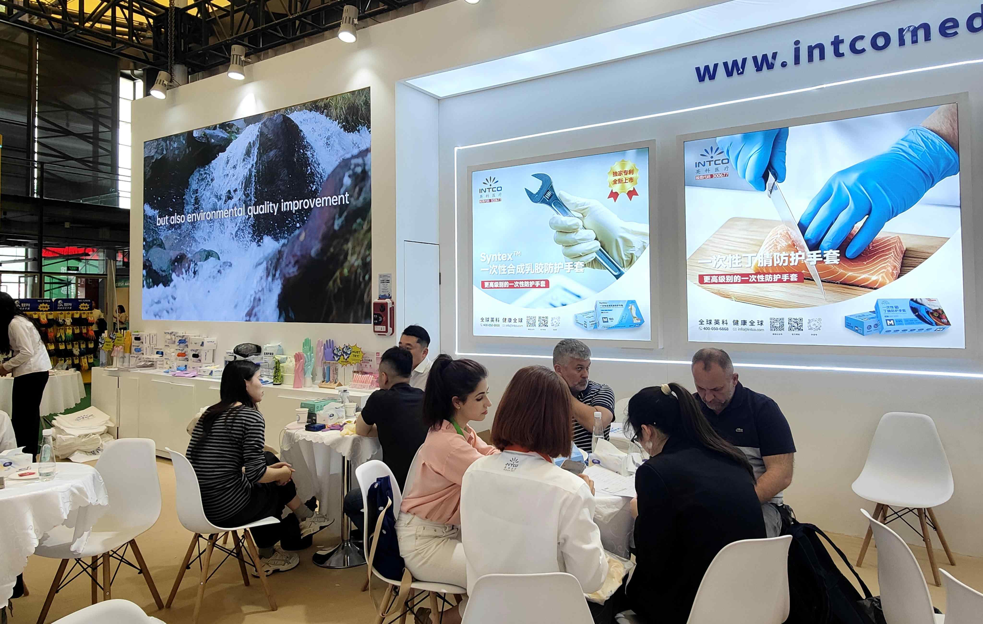 英科醫(yī)療精心打造了食品餐飲、無塵潔凈、實(shí)驗(yàn)制藥、工業(yè)防護(hù)四大主題展區(qū)