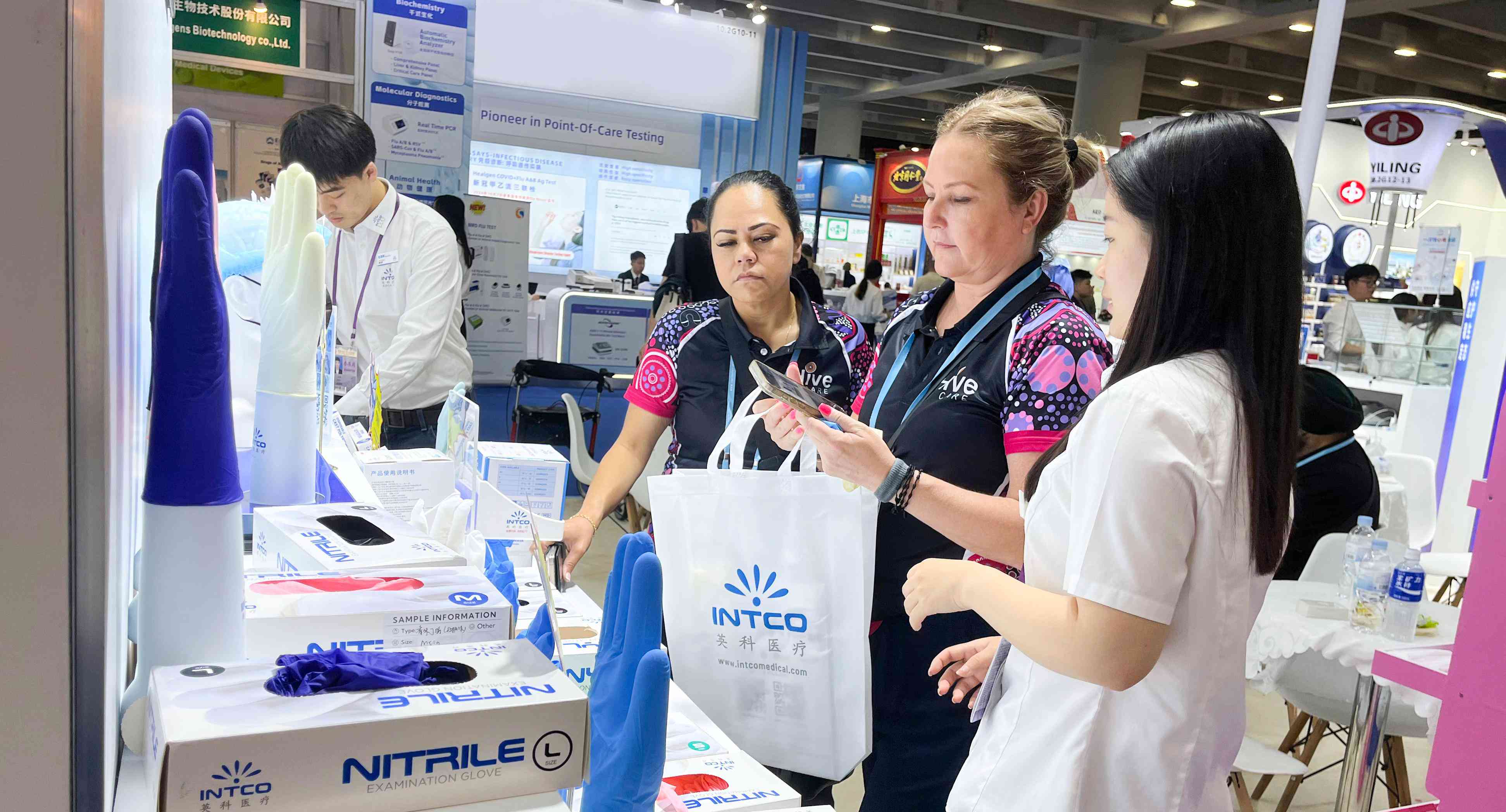 英科醫(yī)療集中展示了一次性手套、輪椅、冷熱敷、衛(wèi)生棉條等明星產(chǎn)品